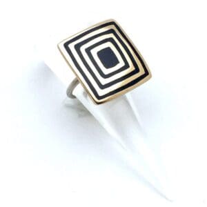Bague carrée Art Déco en bronze poli avec émail noir brillant – Bijou artisanal fait main en France, anneau réglable en argent