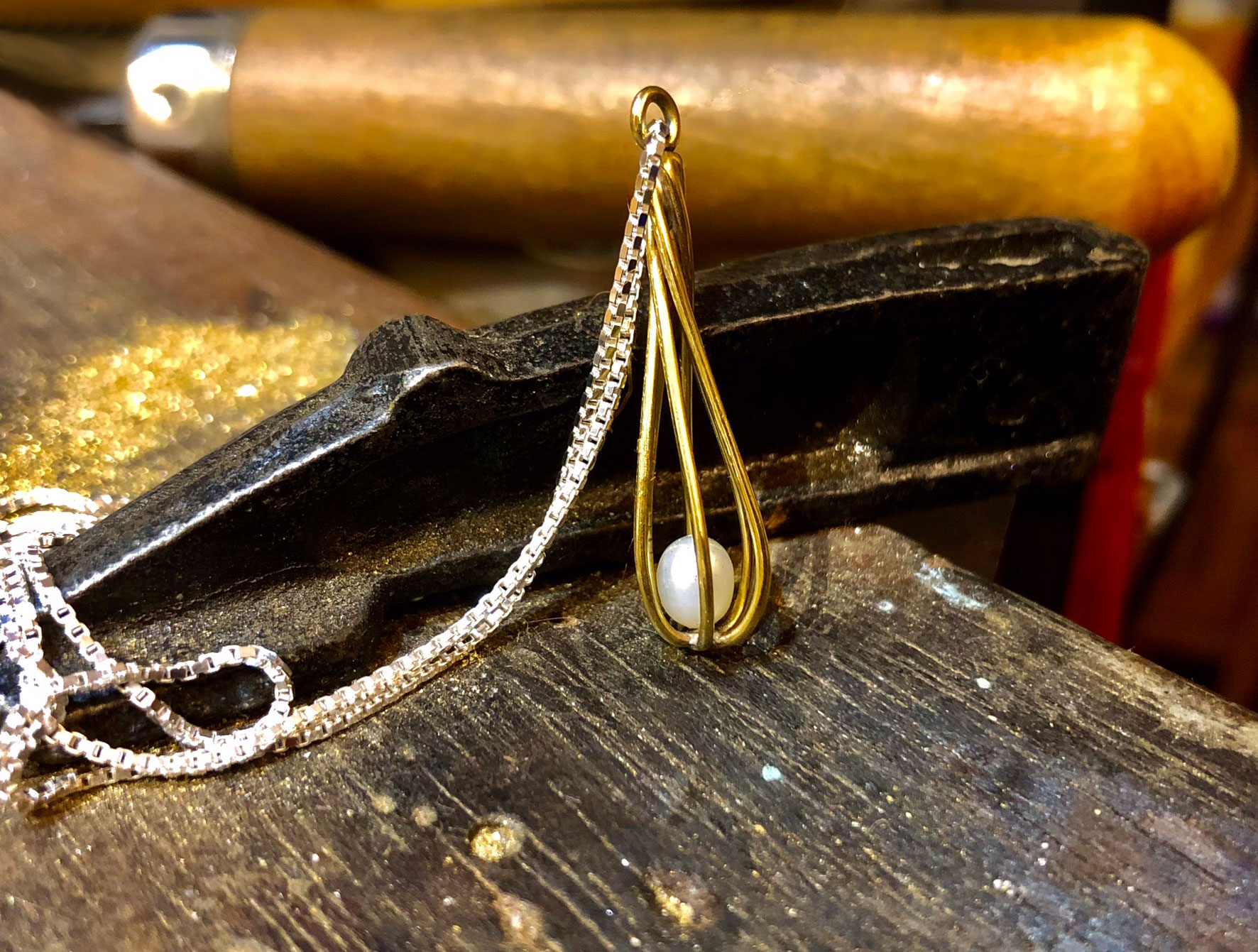 Bijoux éthiques fabriqués à la main dans un atelier des Vosges, alliant esthétisme et artisanat d’excellence.