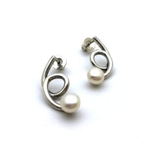 Boucles d’oreilles en argent massif 925 avec perle blanche, modèle Volute, bijou artisanal élégant et raffiné pour femme