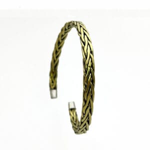 Bracelet artisanal en laiton tressé, bijou fait main, création contemporaine made in France.