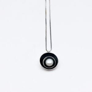 Pendentif en argent oxydé avec perle de culture – bijou contemporain fait main