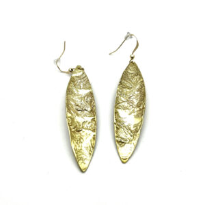 Détail des boucles d'oreilles Nerium en laiton de bijoutier réticulé