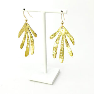 Boucles d’oreilles feuille en laiton réticulé inspirées de Matisse