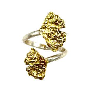 Bague Ginkgo avec anneau demi-jonc en argent 925 et deux feuilles en laiton réticulé.